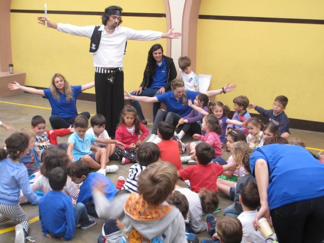 Con el capitan pirata en el campamento de dia